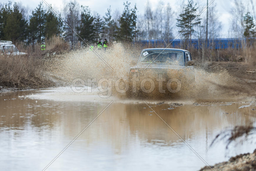 Нива в брызгах грязи
