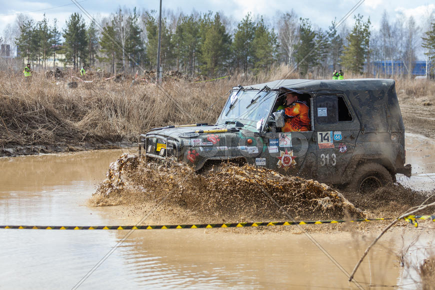 Автомобиль преодолевает препятствие. Уральская грязь 2015