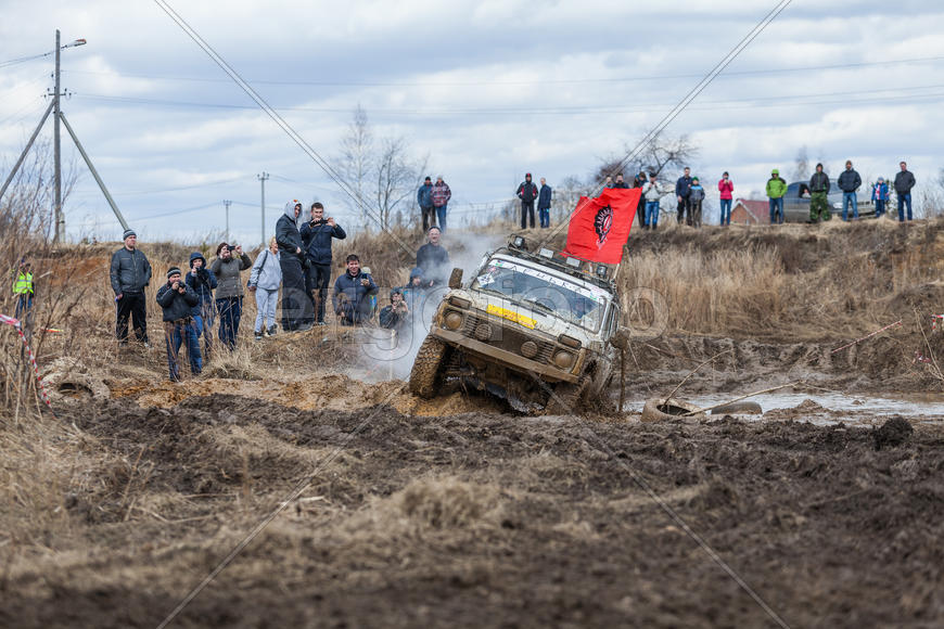 Авто заезжает на горку. Уральская грязь 2015