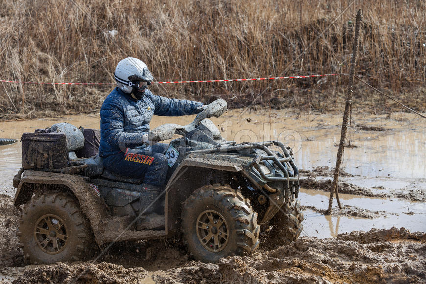 Участник соревнований "Уральская грязь 2015" на квадроцикле
