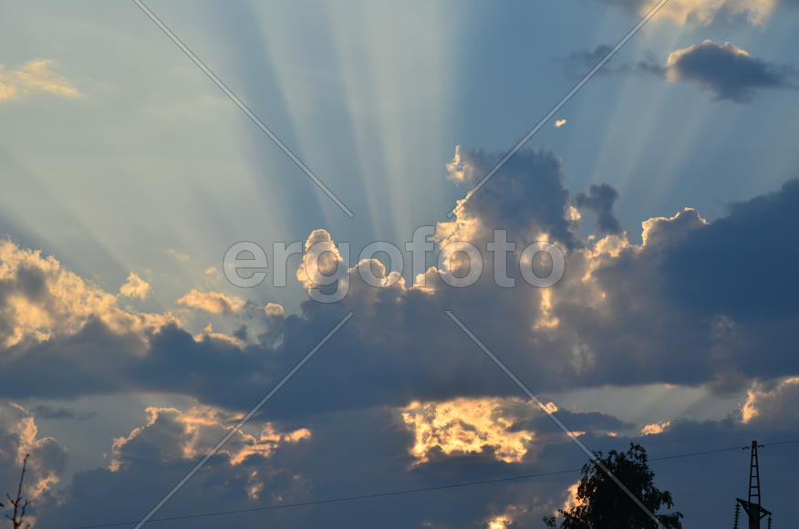 Лучи солнца сквозь облака