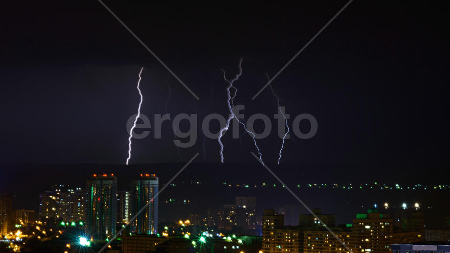 Грозовые молнии над Самарой 