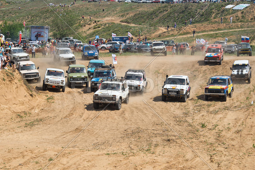 Соревнования внедорожников на песчаной трассе 