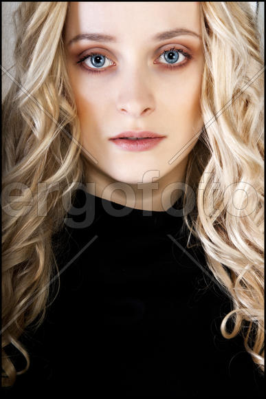 Портрет красивой девушки крупным планом