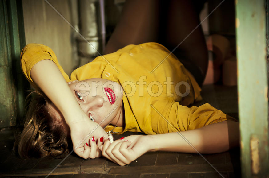 Портрет красивой девушки на полу