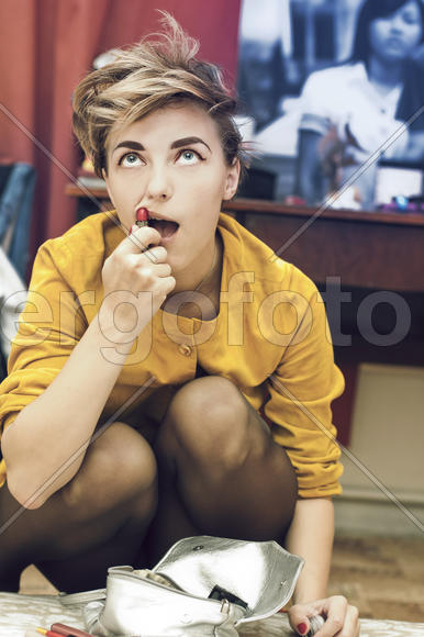 Девушка и помада