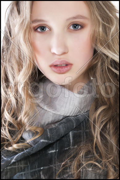 Портрет красивой девушки крупным планом