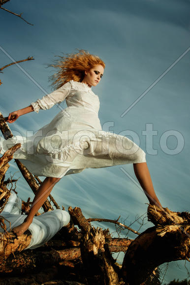 Красивая рыжая девушка в платье