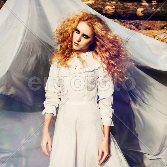 Портрет девушки с рыжими волосами