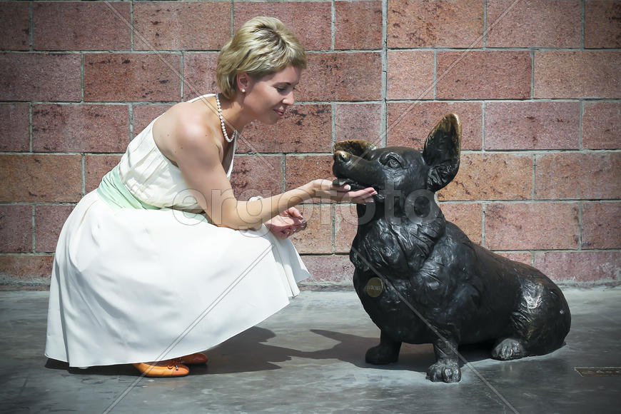 Девушка со статуей собаки