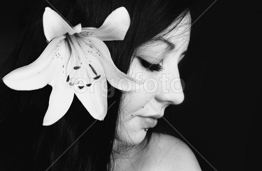 Портрет девушки с цветком в волосах