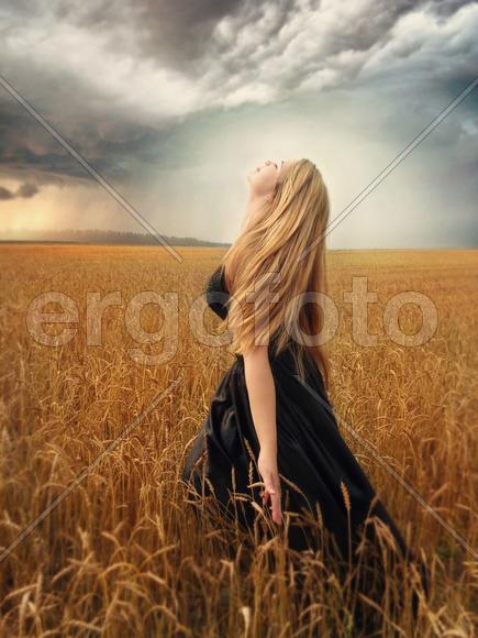 Девушка в поле