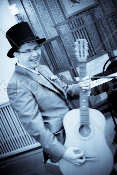 Молодой человек с гитарой