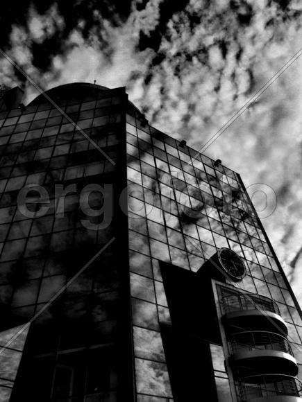 Небо над зданием