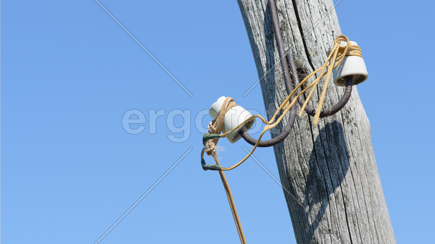Старый столб с оборванной электрогпроводкой