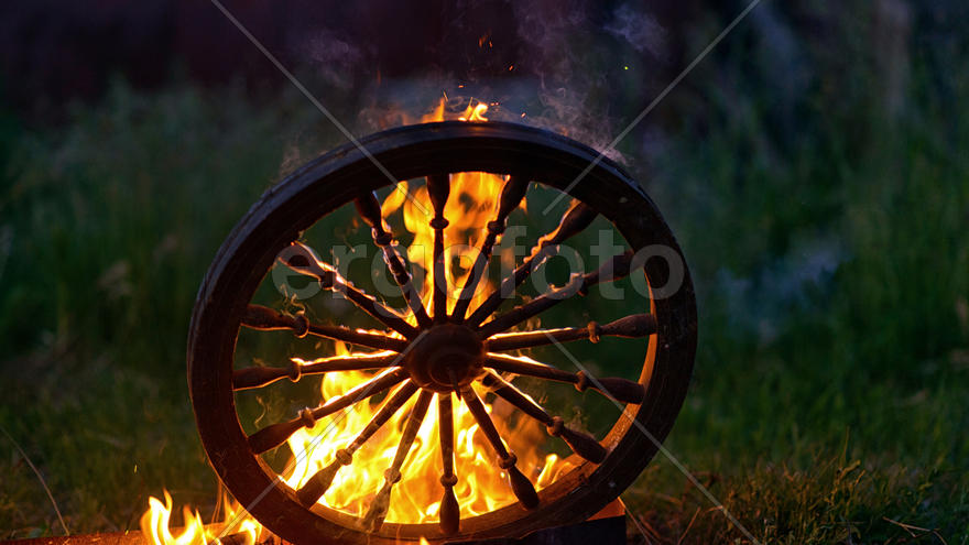 Горит колесо от прялки