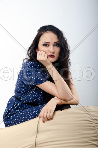 девушка на пуфе 2