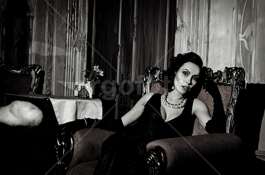 Девушка сидит в кресле