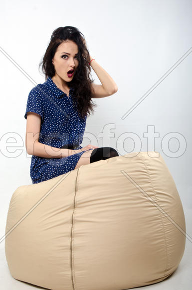 девушка на пуфе 1