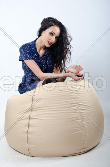 девушка на пуфе