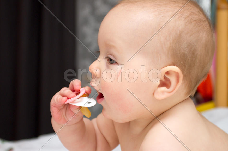 Ребёнок с соской