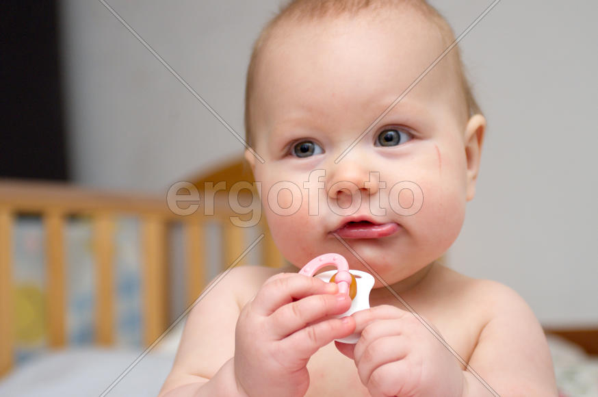 Удивлённый ребёнок с соской в руках