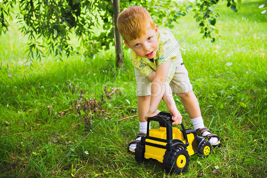 Мальчик с игрушечным трактором