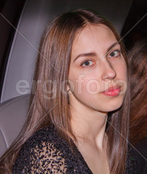 Девушка в транспорте портрет