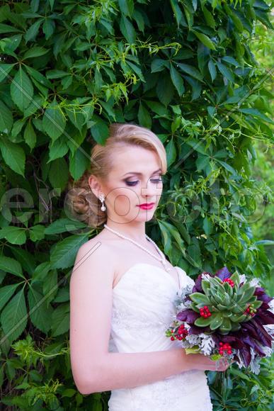 Невеста в свадебном платье