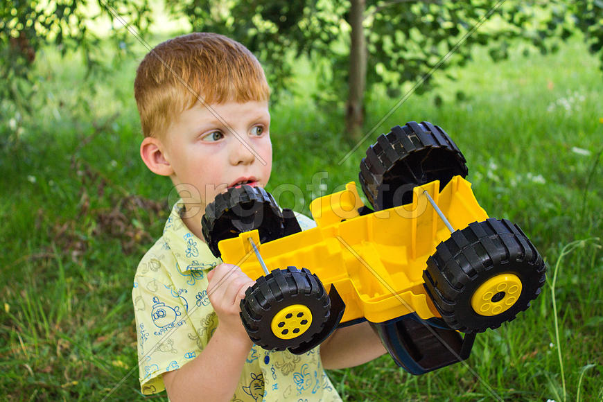 Мальчик с игрушечным трактором