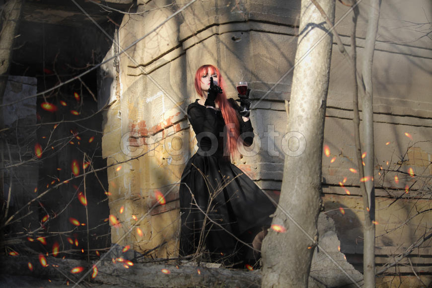 Девушка в чёрном платье