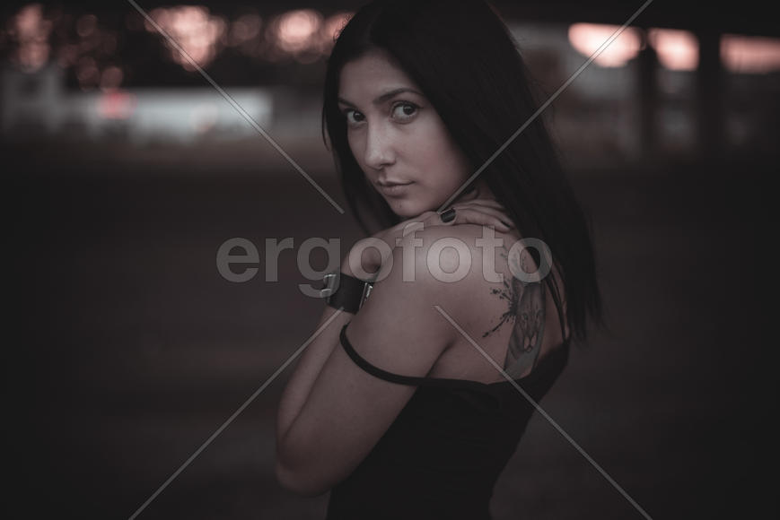 Девушка взгляд через плечо