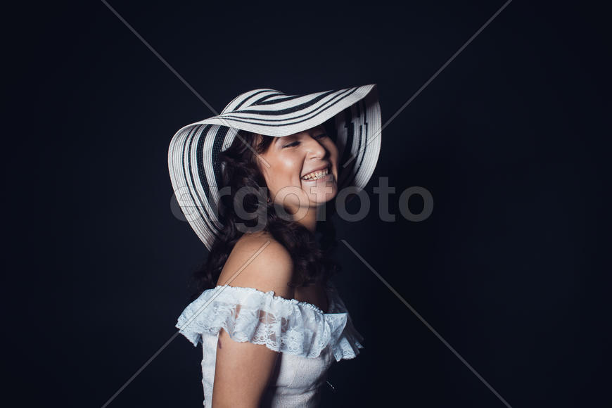 Портрет девушки в шляпе