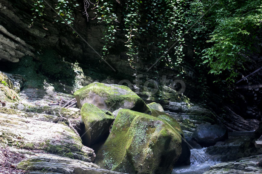 Валуны в речке