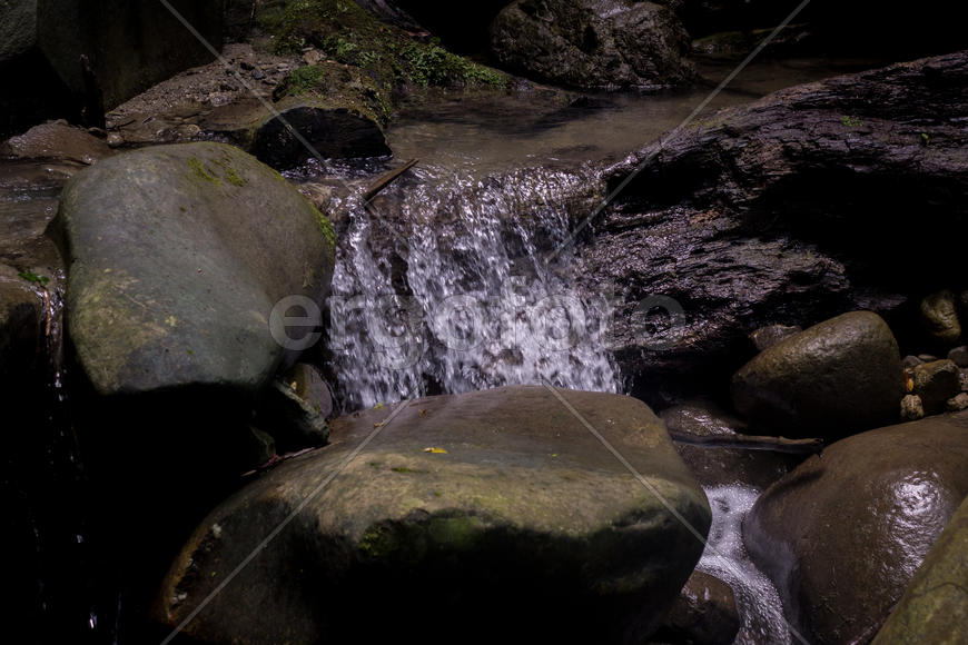 Валуны в речке