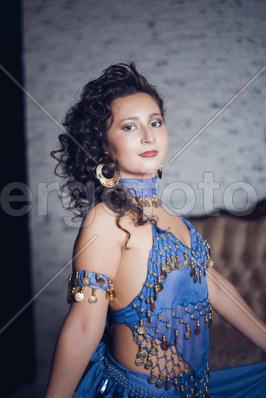 Девушка в синем платье