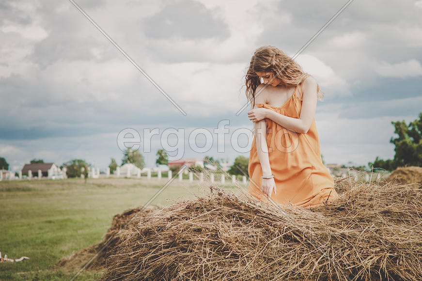 Девушка в платье на стоге сена