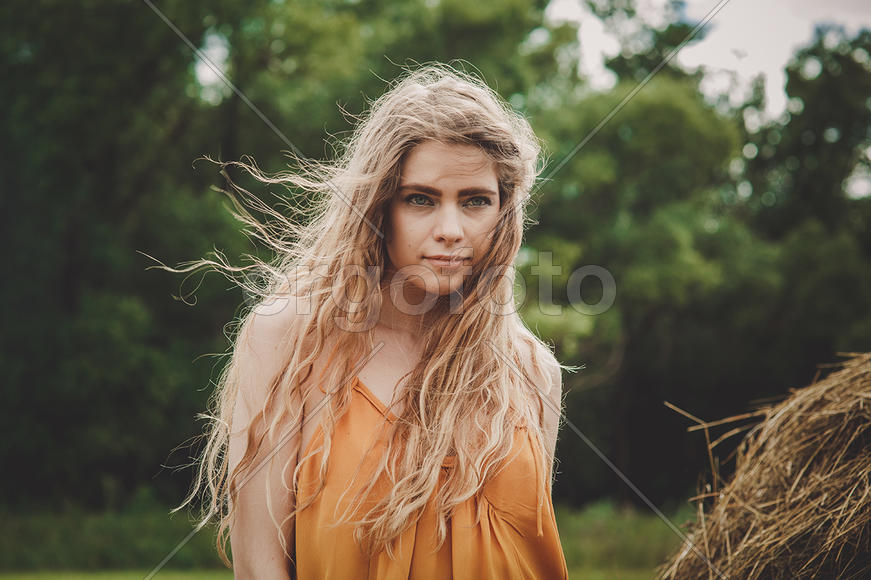 Девушка со светлыми волосами в оранжевом платье