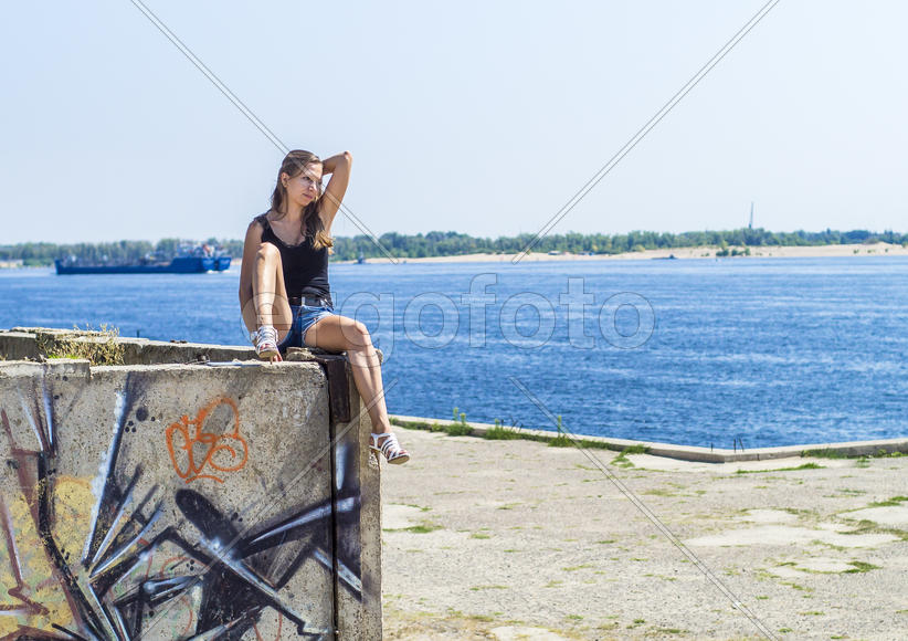 Девушка на берегу летней реки