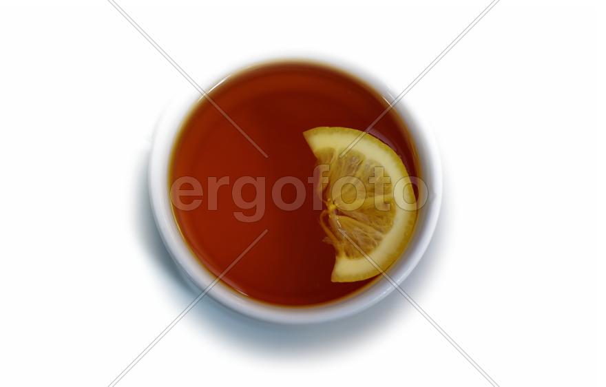 Белая кружка с чаем и лимоном