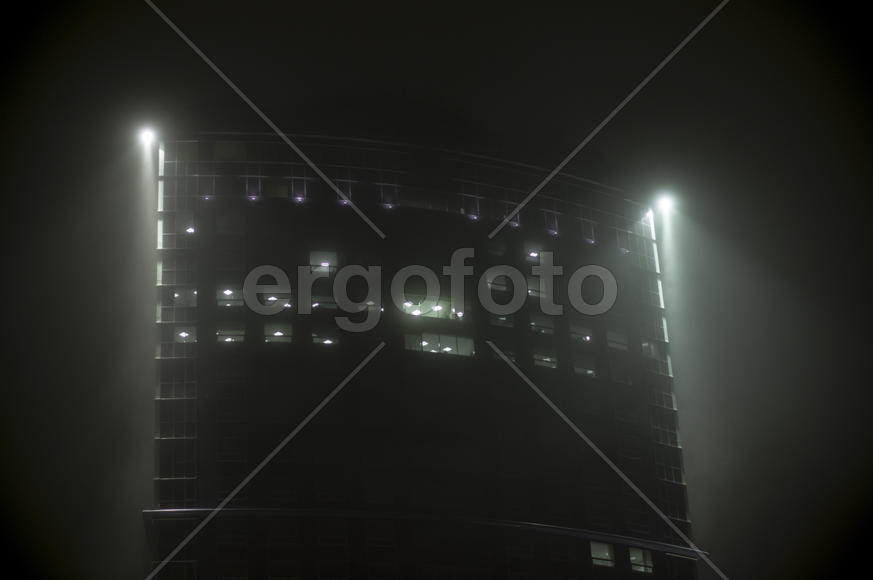 Здание в темноте