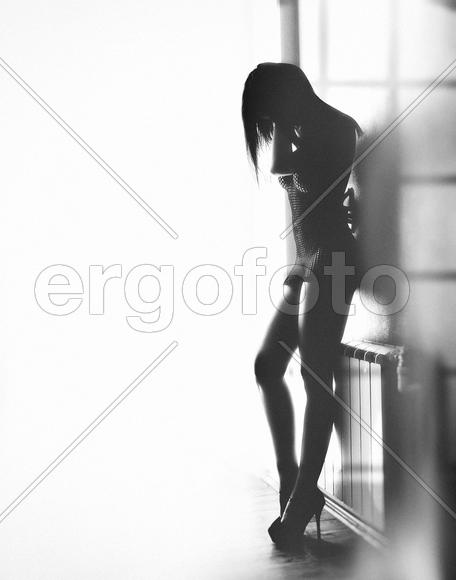 Обнажённая девушка чб фото