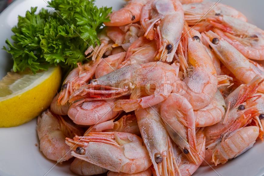 Креветки на блюде