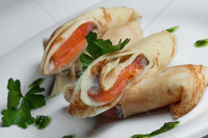 Натюрморт блинчики с рыбой