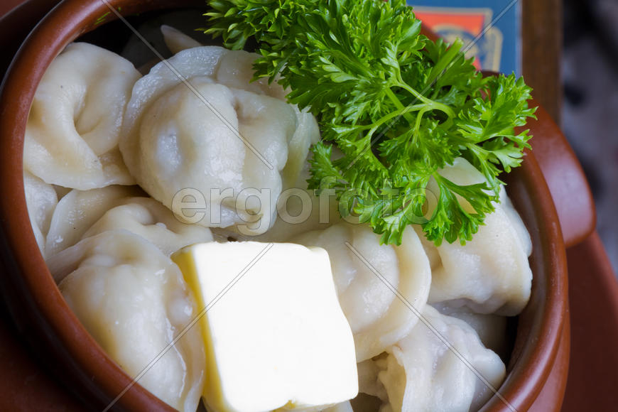 Натюрморт пельмени с маслом