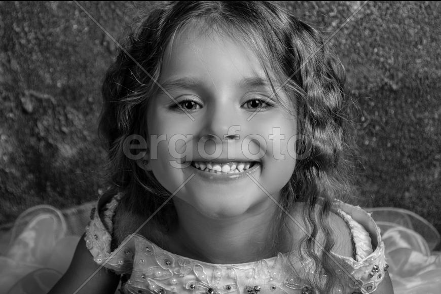 Улыбающаяся, позитивная девочка