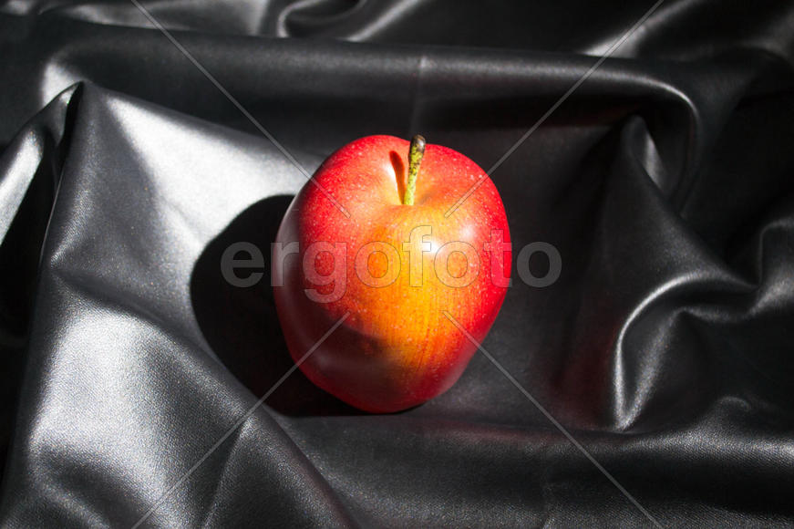 Красное наливное яблоко