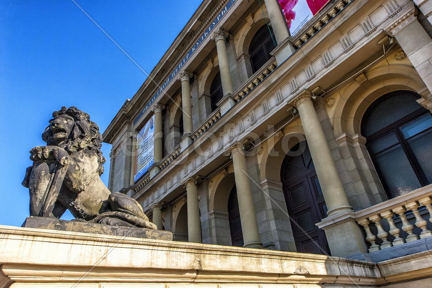 Скульптура льва