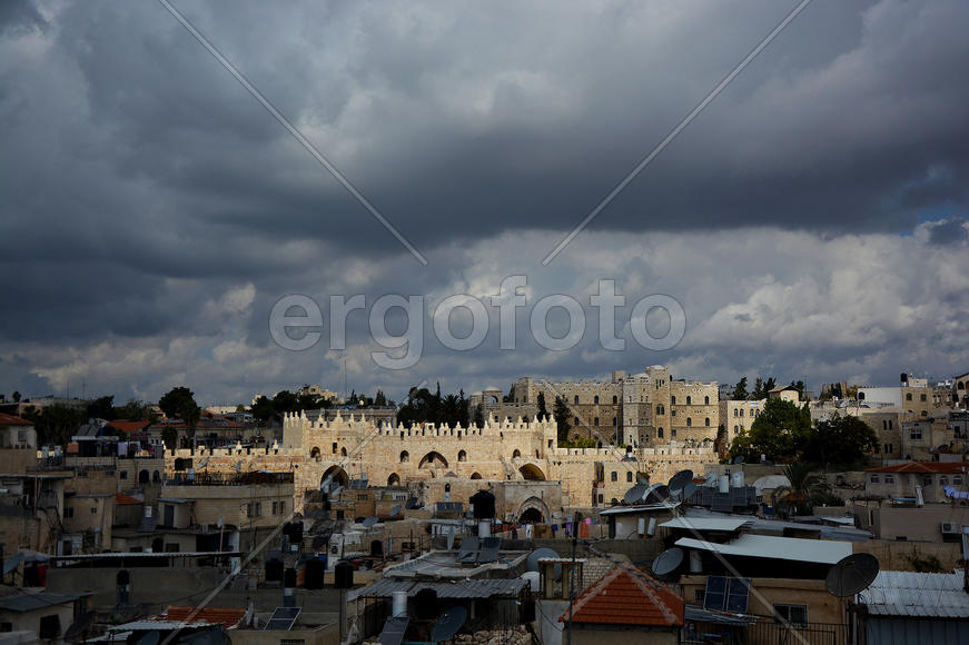 Пейзаж города в пасмурный день