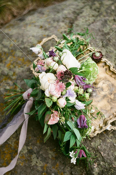 Натюрморт цветы на камне